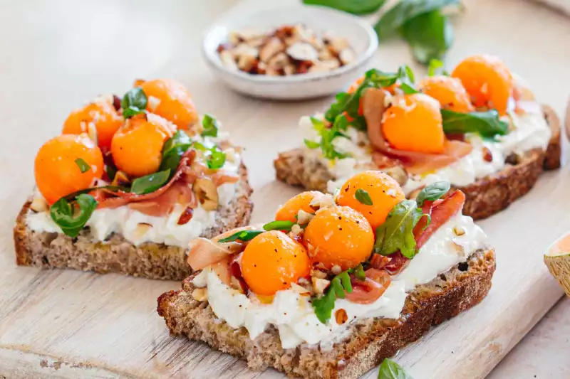 Mini tartines de stracciatella et jambon cru